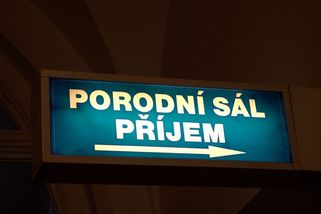 Při porodu jim zemřel syn. Soud chybu lékařů nezjistil, zkritizoval ale nemocnici za přístup k rodičům - Novinky